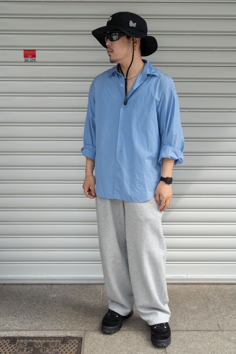 シャツ＝エイチビューティーアンドユース　パンツ＝ユニクロ　シューズ＝ナイキ　帽子＝ザノースフェイス　眼鏡＝オークリー　腕時計＝アップル　ブレスレット、リング＝ともにノーブランド