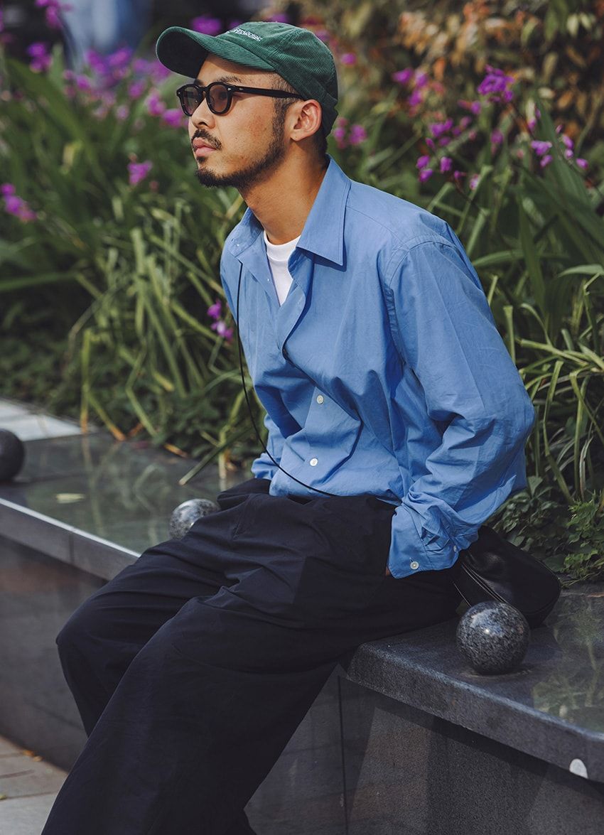 やっぱり“青シャツ”は大人の味方だ！清潔感を添えつつ、ゆったりサイズで体型もカバー - 4枚目の画像