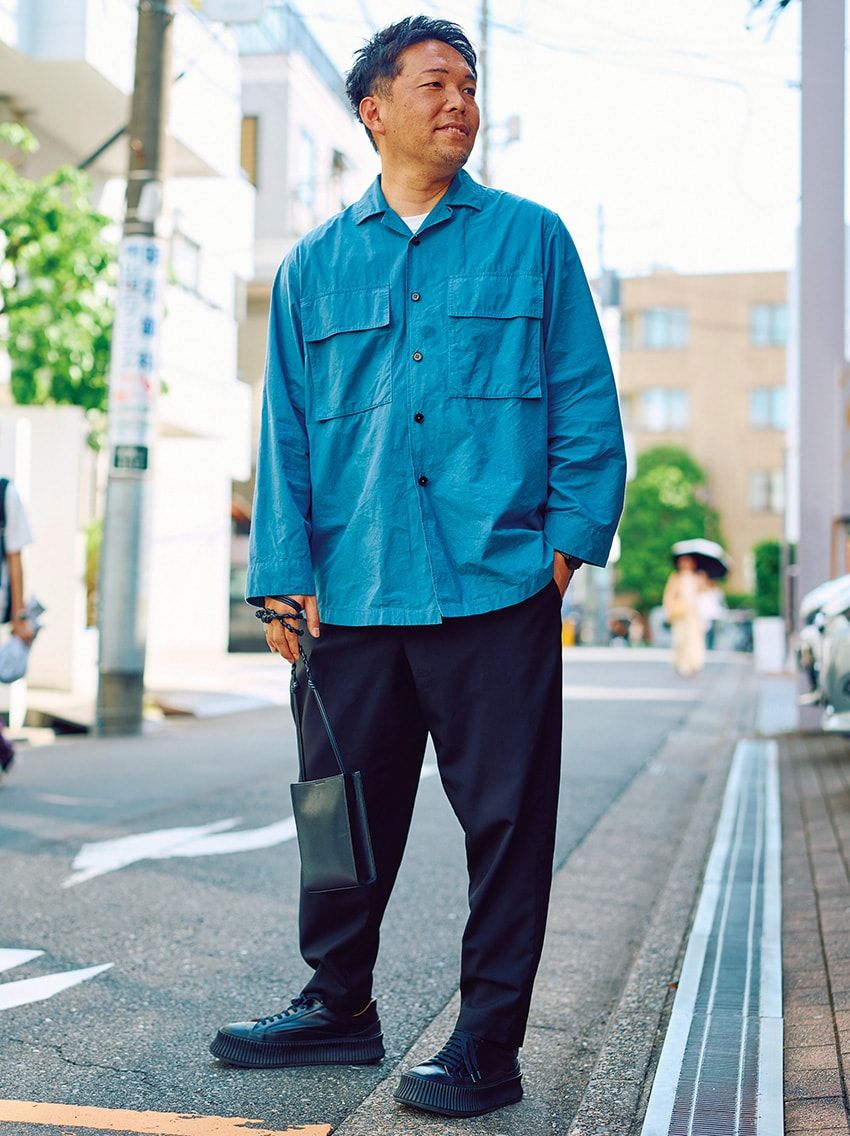 シャツ、スニーカー、バッグ＝ジル サンダー　Tシャツ＝サカイ　パンツ＝マルニ