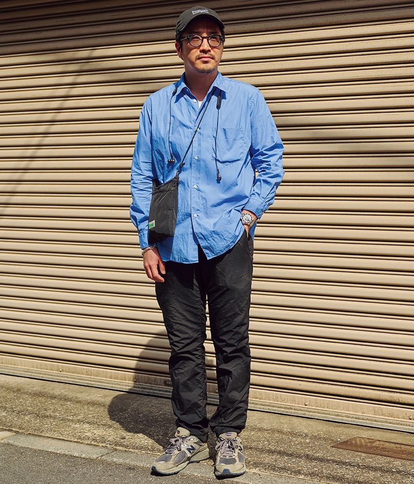 シャツ＝グラフペーパー　パンツ＝テアトラ　スニーカー＝ニューバランス