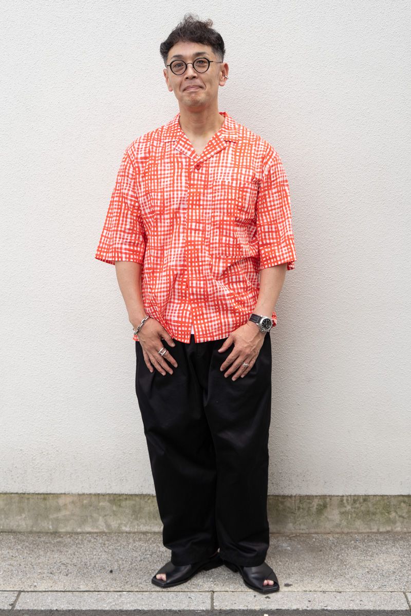 シャツ＝トゥーグッド　パンツ＝メゾンマルジェラ　シューズ＝ルメール　眼鏡＝ユウイチトヤマ　腕時計＝パネライ　ブレスレット＝エルメス　リング＝ロエベ