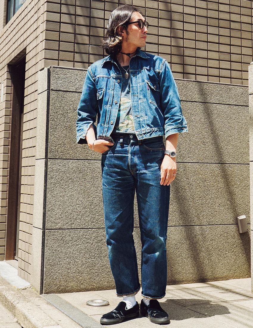 Gジャン、デニム＝リーバイス　Tシャツ＝古着　スニーカー＝ジョルジオ アルマーニ　サングラス＝白山眼鏡　腕時計＝クレドール　ネックレス＝ゴローズ