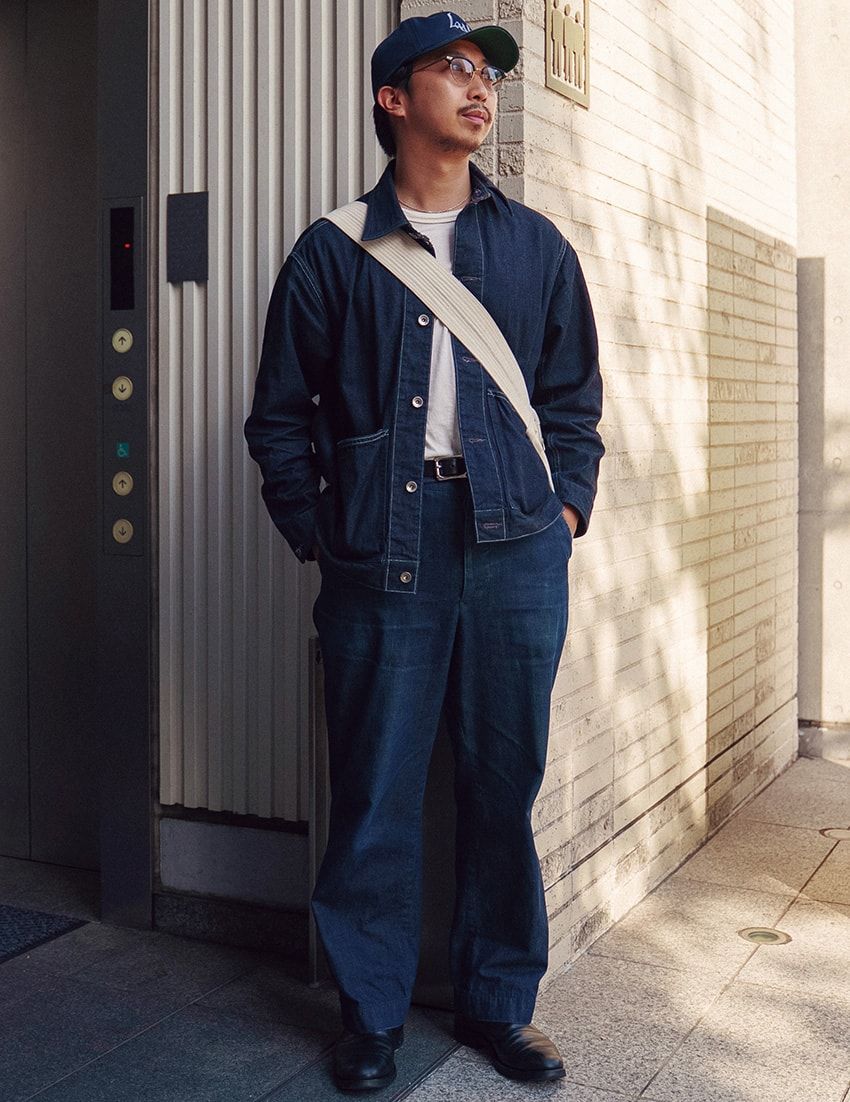 デニムジャケット、デニム、Tシャツ、靴、キャップ、バッグ＝ローフォード クロージング