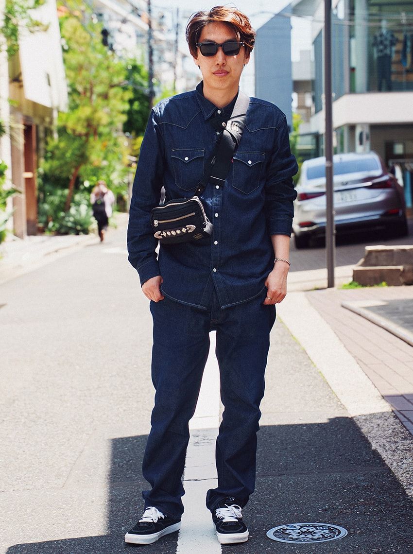 デニムシャツ、デニム＝リーバイス　スニーカー＝ヴァンズ　サングラス＝メゾン マルジェラ × ジェントルモンスター