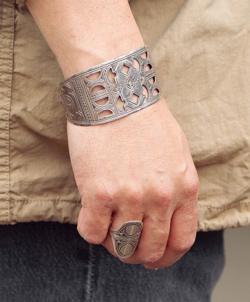 街角では“黒デニム”がどんどん薄くなっていた！グレーに近い絶妙な色合いを大人っぽく、今っぽく - 1枚目の画像