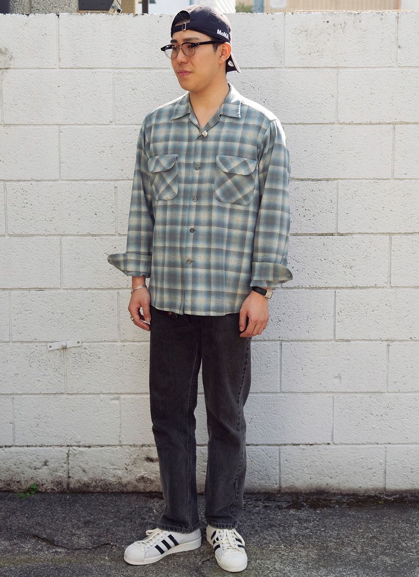 街角では“黒デニム”がどんどん薄くなっていた！グレーに近い絶妙な色合いを大人っぽく、今っぽく - 2枚目の画像