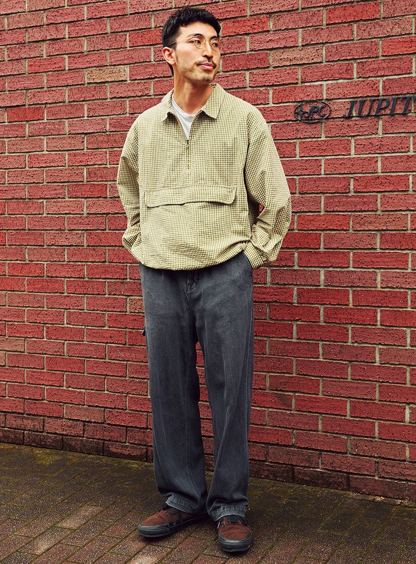 デニム、Tシャツ＝古着　シャツ＝プア　スニーカー＝ヴァンズ　メガネ＝ヒルトン クラシック