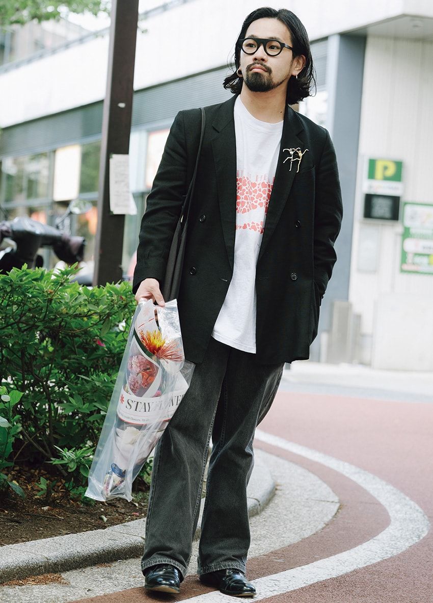 デニム＝リーバイス　ジャケット、Tシャツ、靴＝古着　メガネ＝ジャック デュラン