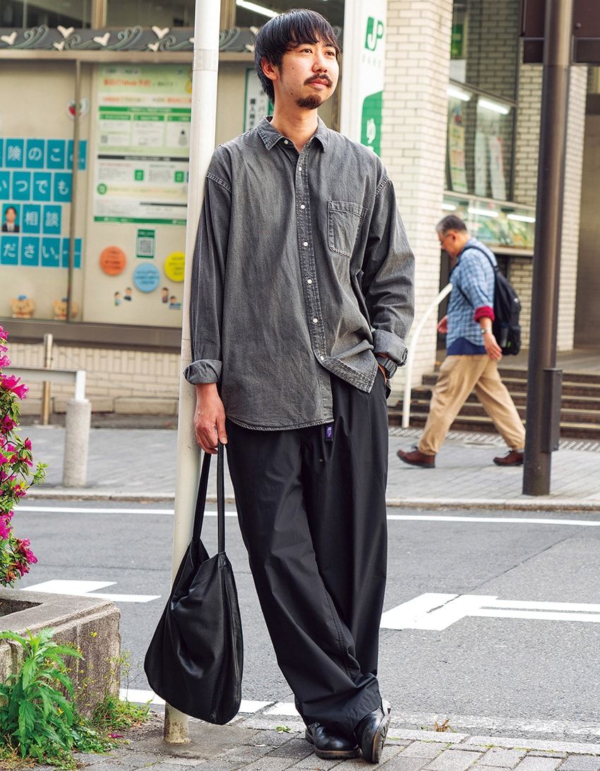 街角では“黒デニム”がどんどん薄くなっていた！グレーに近い絶妙な色合いを大人っぽく、今っぽく - 8枚目の画像