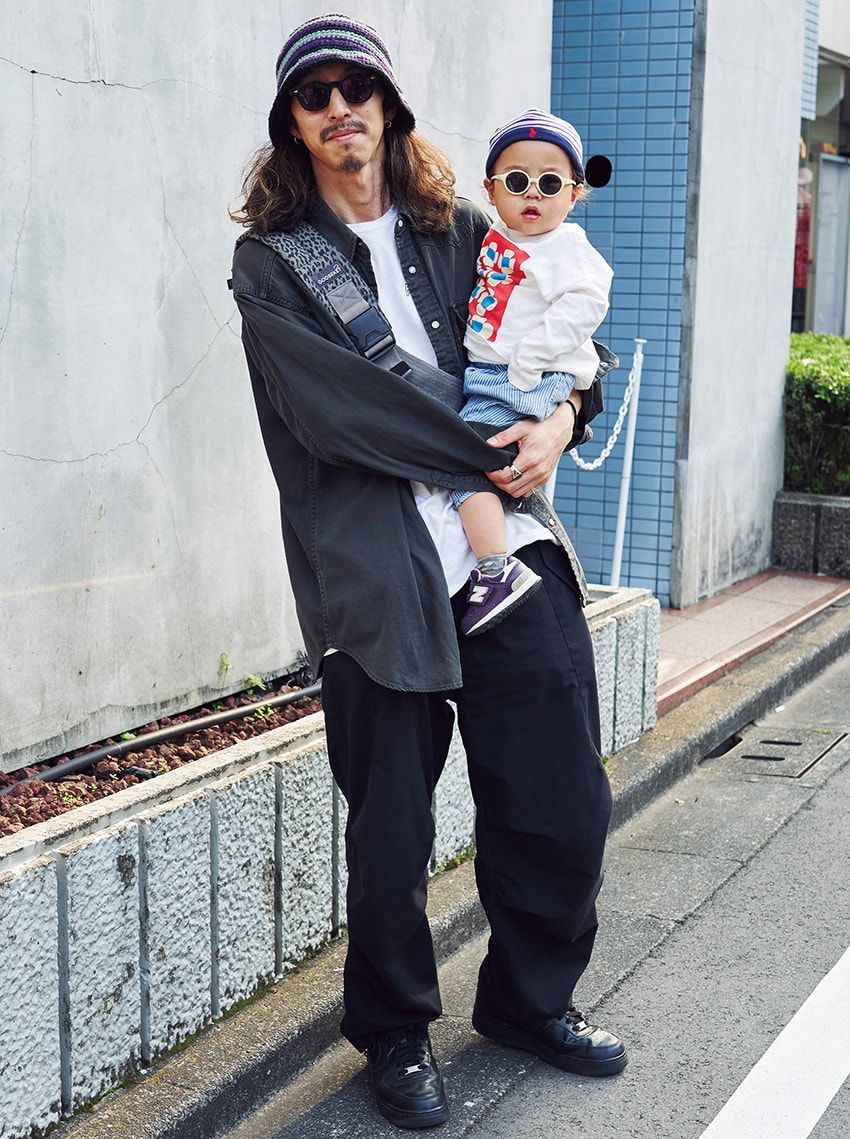 デニムシャツ＝リーバイス　Tシャツ＝ファッキンオーサム　パンツ＝ビームス　スニーカー＝ナイキ　サングラス＝ジュリアス タート オプティカル