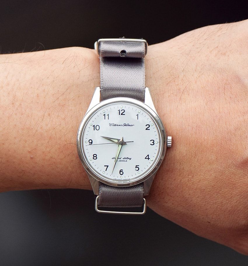 街角では“黒デニム”がどんどん薄くなっていた！グレーに近い絶妙な色合いを大人っぽく、今っぽく - 11枚目の画像