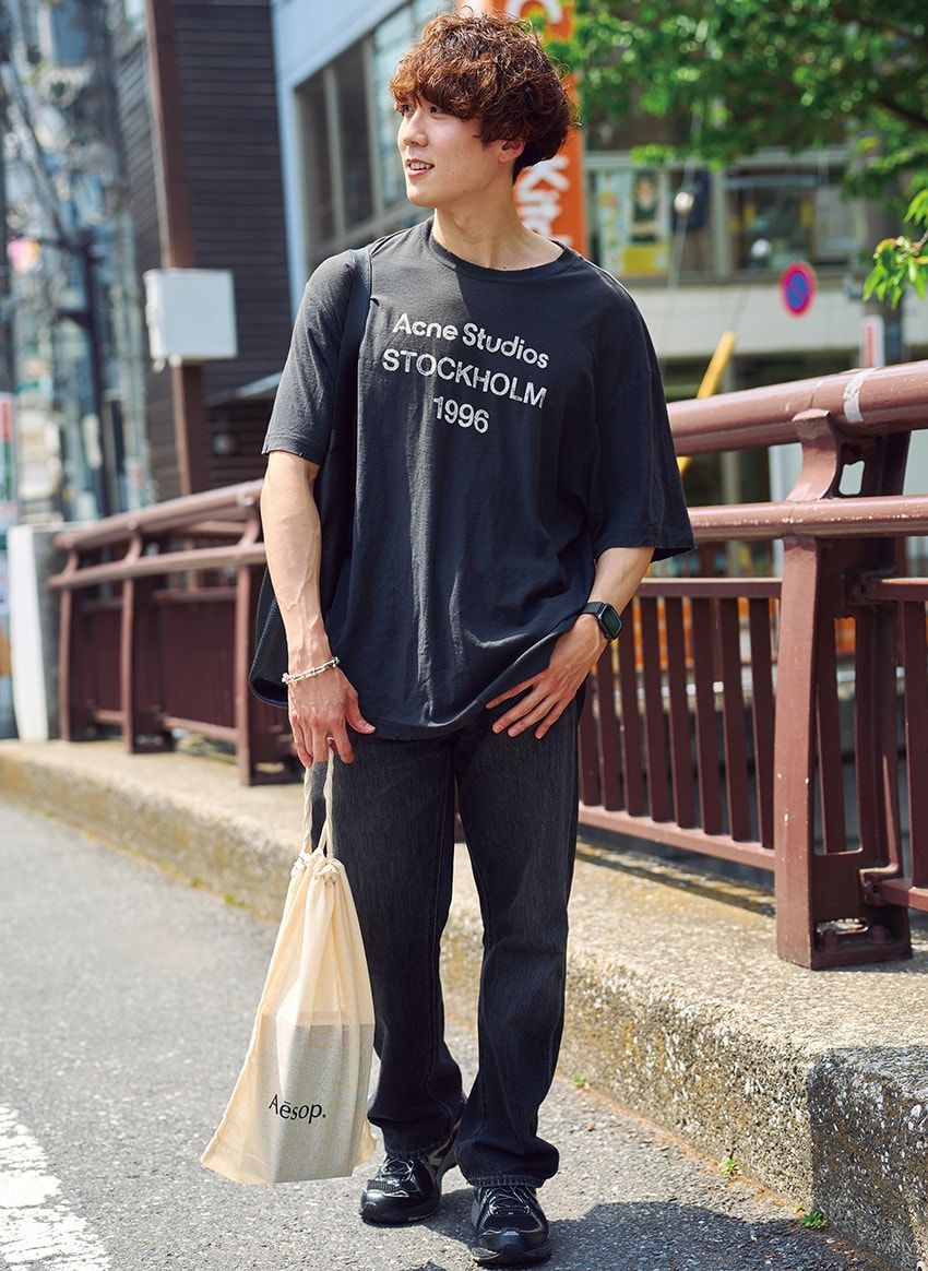 街角では“黒デニム”がどんどん薄くなっていた！グレーに近い絶妙な色合いを大人っぽく、今っぽく - 14枚目の画像