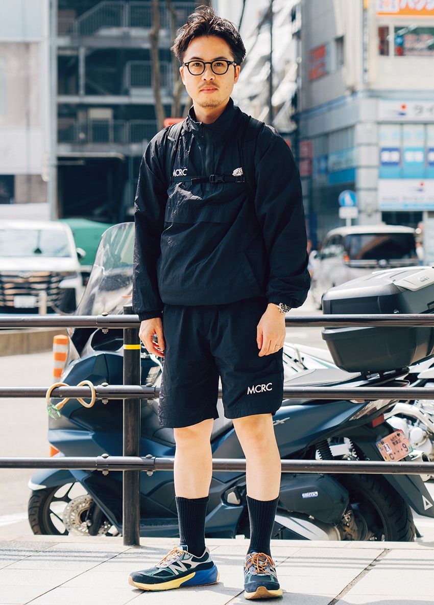 腕時計＝セイコー　ジャケット、ショーツ＝ともにモーニングコーヒーランニングクラブ　スニーカー＝ニューバランス　メガネ＝モスコット