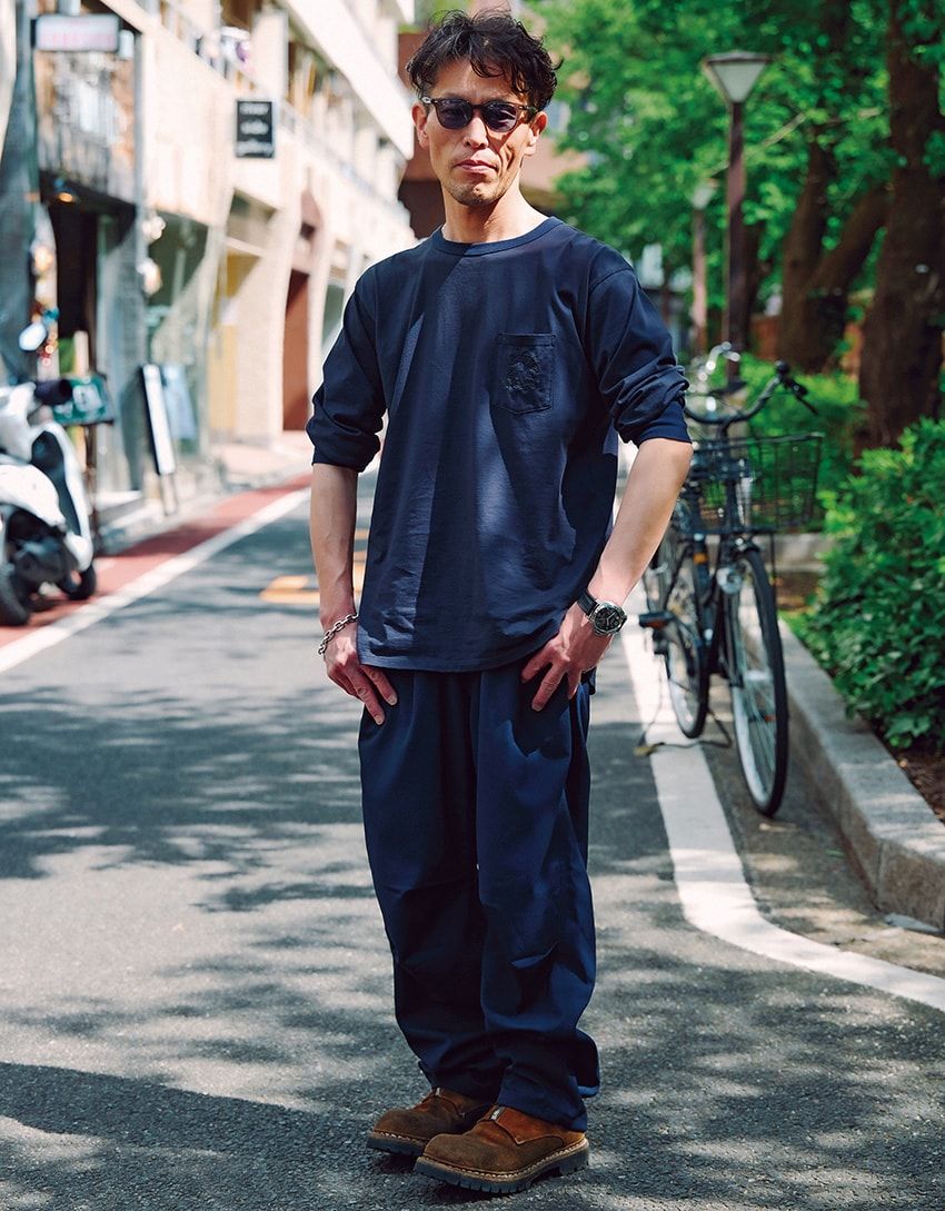 腕時計=パネライ カットソー、パンツ=ともにノンネイティブ ブーツ=グイディ × ノンネイティブ サングラス=ホーボー