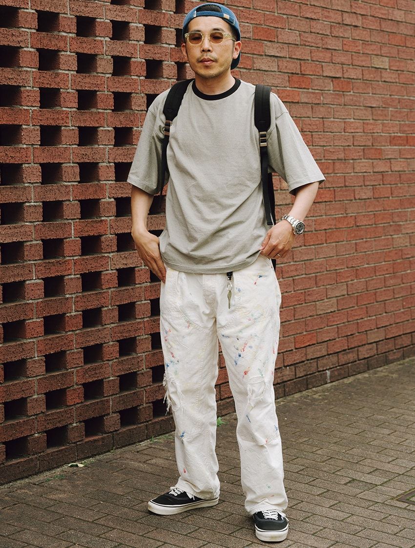 腕時計＝ロレックス　Tシャツ＝キャプテン サンシャイン　パンツ＝ヘリル　スニーカー＝ヴァンズ　サングラス＝ノチノオプティカル