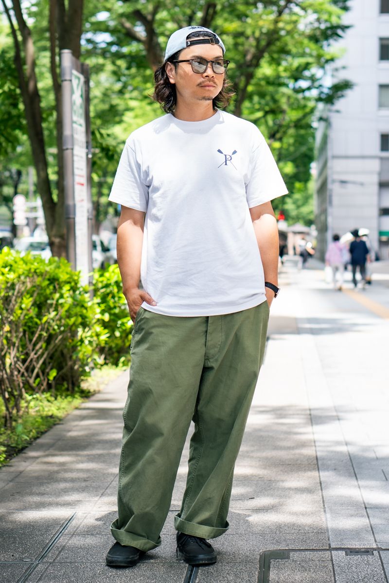 Tシャツ、パンツ=ともに古着 シューズ=ヴァンズ 帽子=ステューシー 眼鏡=ユニクロ 腕時計=ダニエルウェリントン
