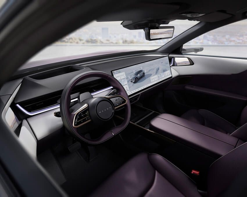 サイドミラーはカメラ方式で、インパネの左右端に映像が表示される。