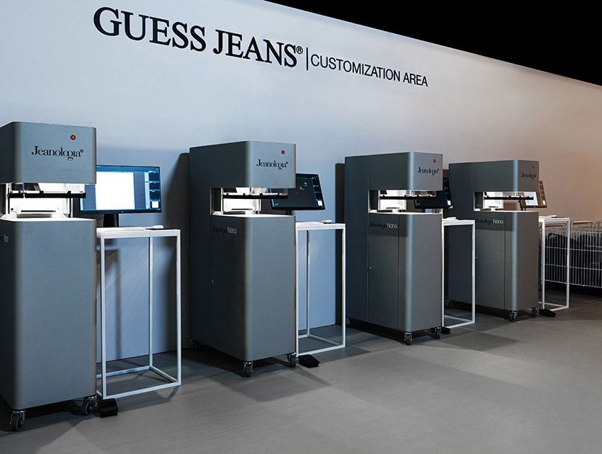 「CUSTOMIZATION AREA」展示の最後には、カスタマイズエリアを用意。来場者全員にデニムトートバッグをプレゼントし、その場でレーザーを使用したオリジナルデザインの刻印を体験できる。