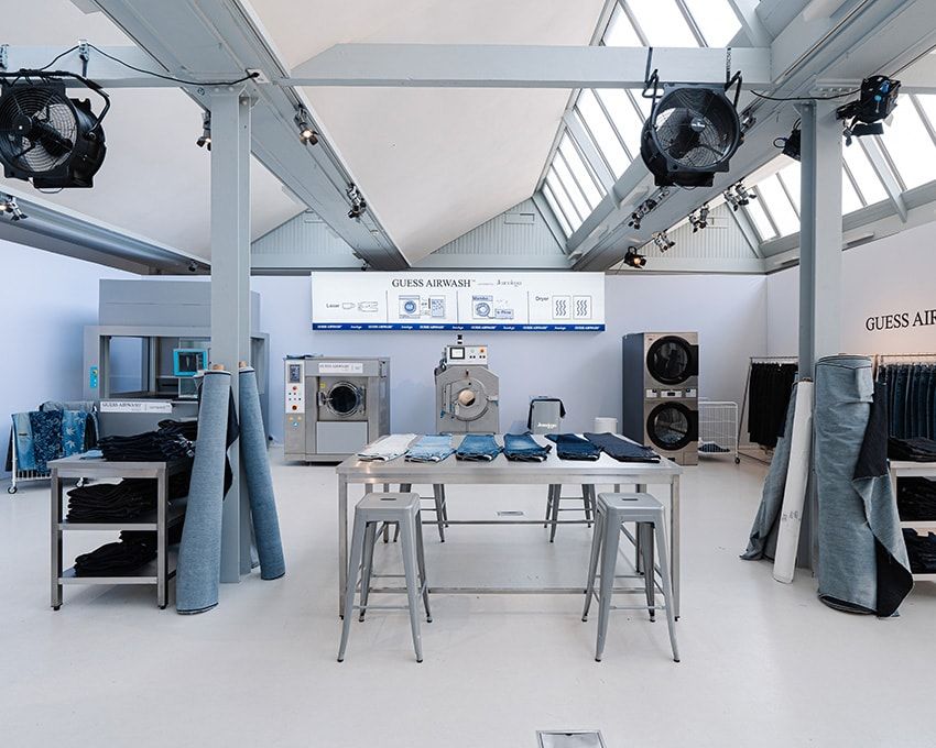 「DENIM LAB」実際に稼働しているラボにて、デニム製作の舞台裏を紹介。デニムのオリジナル素材やパターン、ウォッシュなど、製品が生まれる過程をそれぞれ現物の展示やデジタルスクリーンを用いて紹介する。