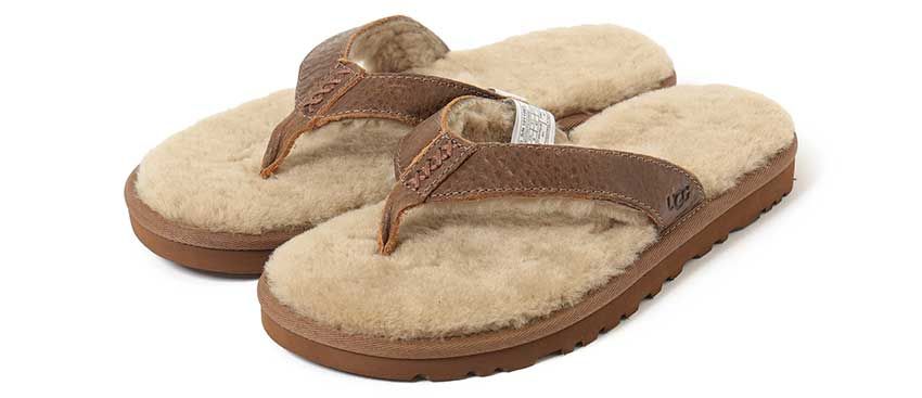 「クラシック サンダル」1万7600円／アグ（ビーミング by ビームス　03-3561-8047）