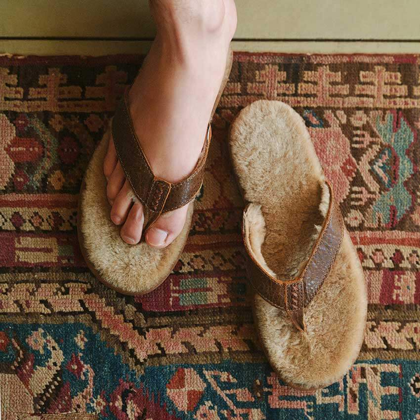 UGG シープスキン 真夏にこそ履きたい「アグ」。ありそうでなかったシープスキンを敷いた
