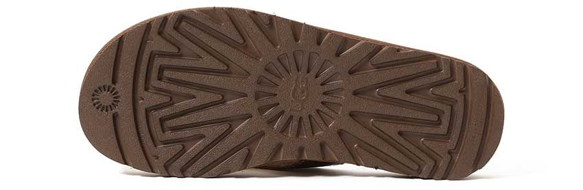 「クラシック サンダル」1万7600円／アグ（ビーミング by ビームス　03-3561-8047）