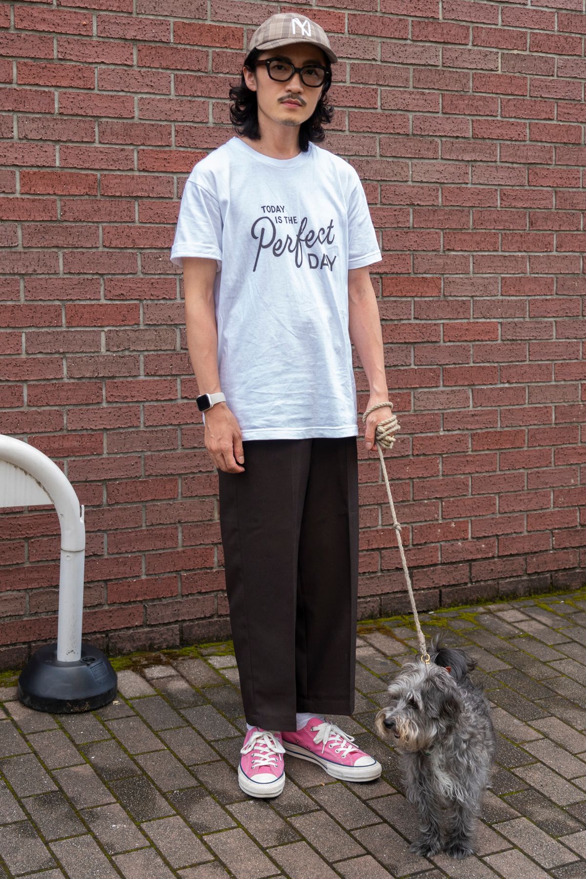 Tシャツ=古着 パンツ=プア シューズ=コンバース 帽子=カムズアンドゴーズ 眼鏡=アーレム 腕時計=アップル