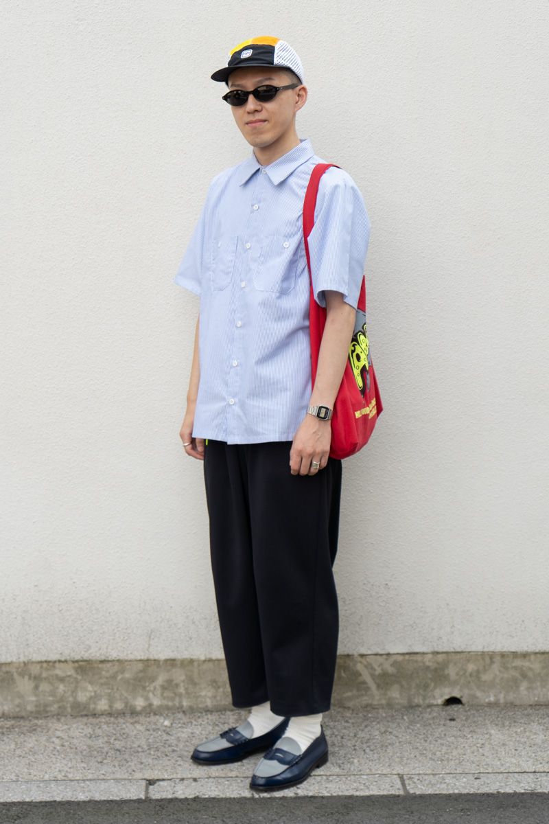 シャツ＝ザインコンビニエンスストア　パンツ＝ホワイトマウンテニアリング　シューズ＝ケンフォード　帽子＝ノア　眼鏡＝エスザーデ　バッグ＝ーブランド　腕時計＝カシオ　リング＝ヴィンテージ