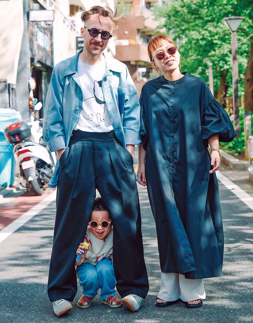 デニムジャケット＝ONE O FIVE　Tシャツ＝MUSIC FOR THE DEAF　パンツ＝ザ・リラクス　スニーカー＝メゾン マルジェラ