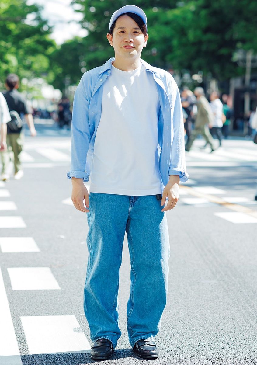 Tシャツ、デニム＝ユニクロ　シャツ＝ユニクロ アンド JWアンダーソン　靴＝ポロ ラルフ ローレン