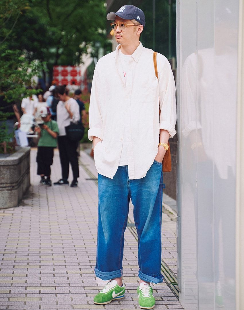 デニム＝ビッグマック　シャツ＝ポロ ラルフ ローレン　Tシャツ、バッグ＝古着　スニーカー＝ナイキ