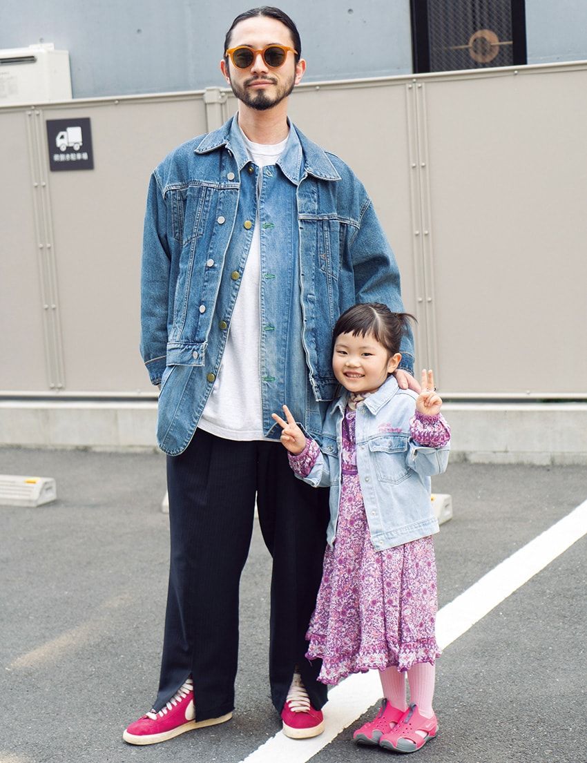 デニムジャケット、中に着たカバーオール、パンツ=古着 Tシャツ=ユナイテッドアスレ スニーカー=ナイキ サングラス=ノーブランド
