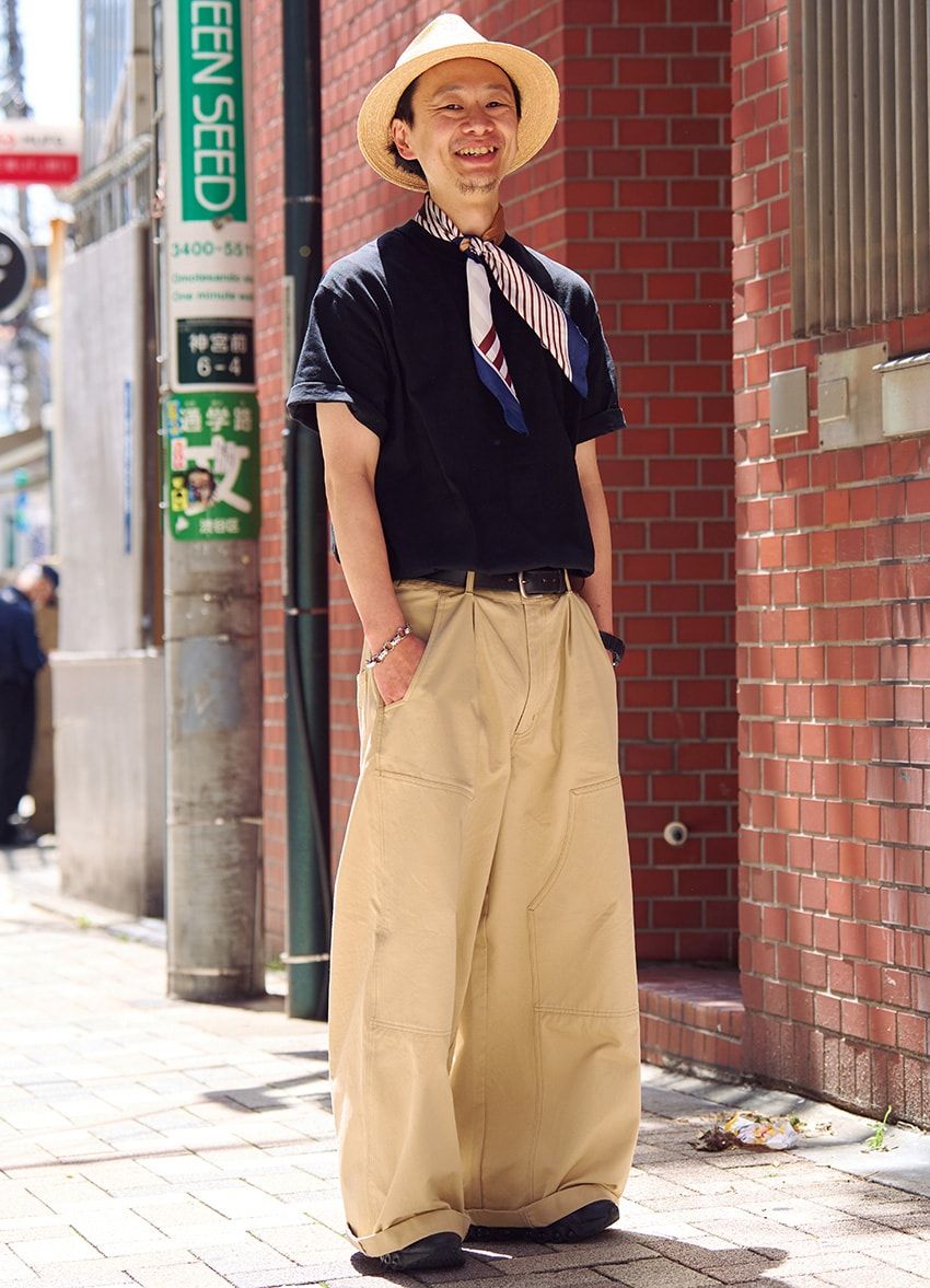 スカーフ＝古着　Tシャツ＝アトモス　パンツ＝アトモス ピンク