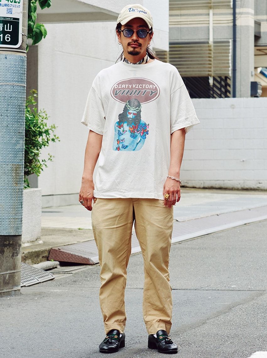 スカーフ=ユーゲン Tシャツ=セント マイケル パンツ=カラー 靴=グッチ キャップ=不明 サングラス=アヤメ