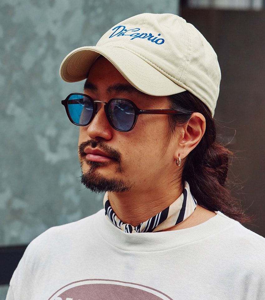 “Tイチ”姿が心許ないなら首元にスカーフを！こなれ感と色気が加わるスタイリング術をスナップで - 5枚目の画像