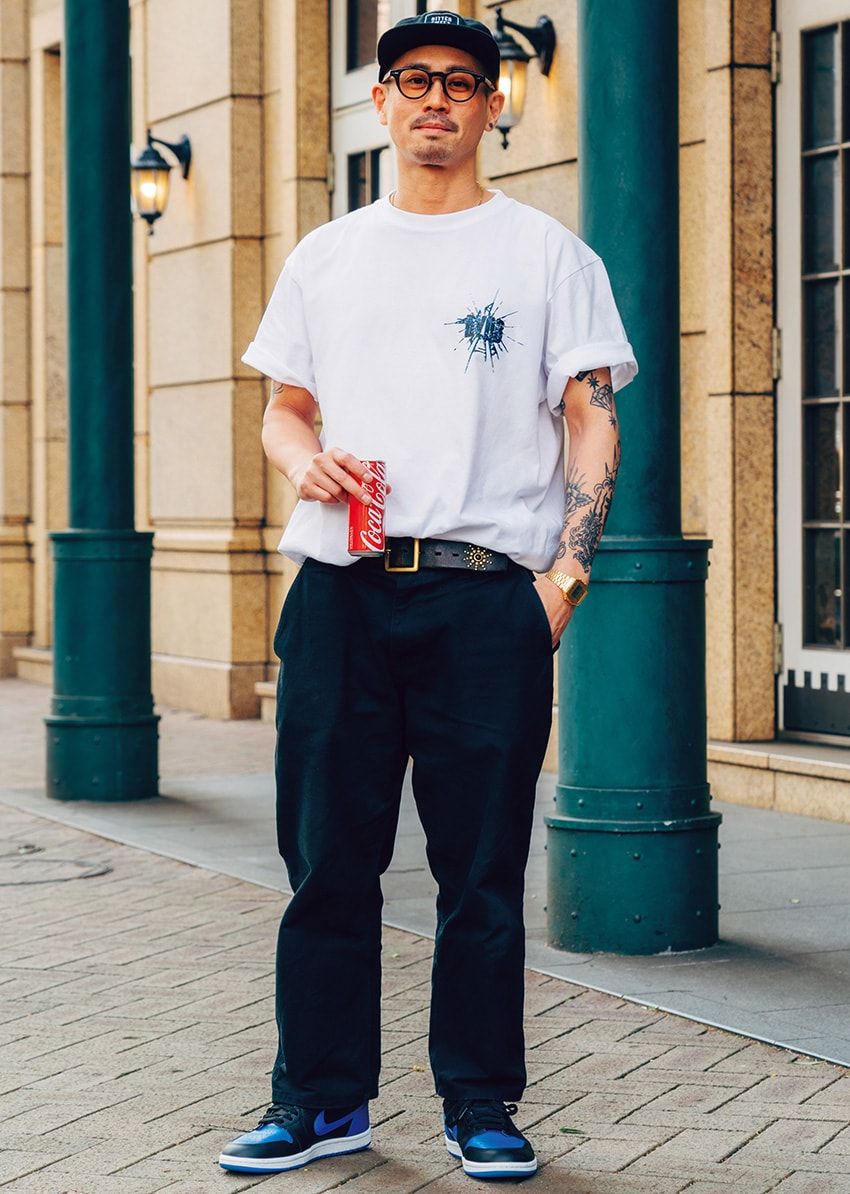 Tシャツ＝BYOB　パンツ＝カーハート　キャップ＝ノーブランド　メガネ＝金子眼鏡　腕時計＝カシオ