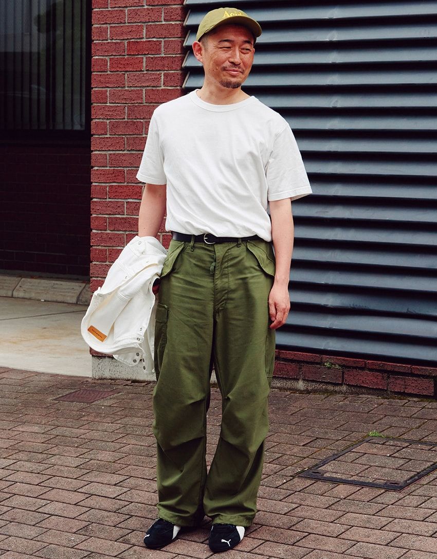 Tシャツ＝ユニクロ　手に持ったデニムジャケット＝トムウッド　パンツ＝古着　スニーカー＝プーマ　帽子＝アイデア