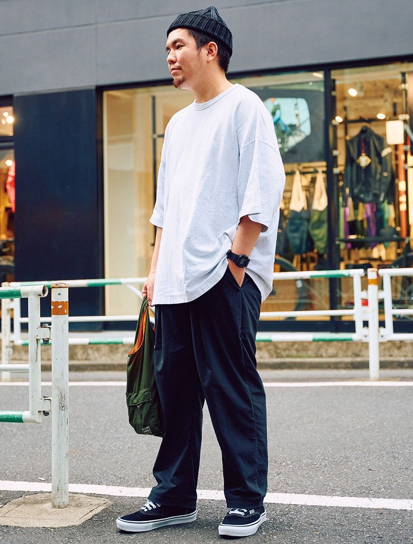 Tシャツ=ビューティー&ユース パンツ=テアトラ ニットキャップ=ビームス プラス 腕時計=Gショック