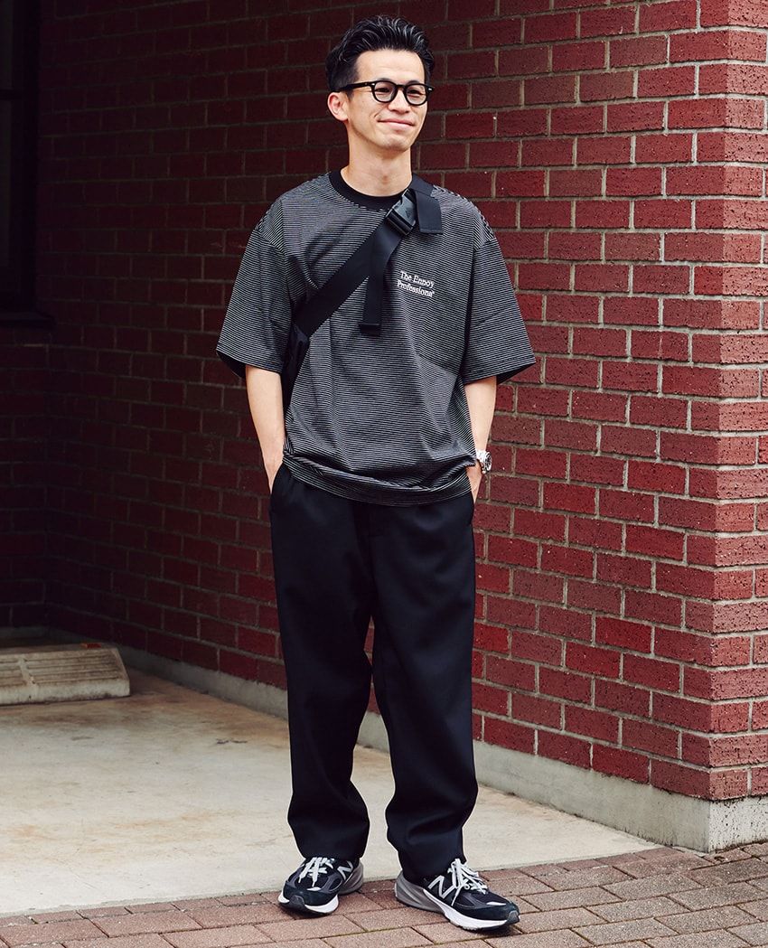 Tシャツ＝エンノイ　パンツ＝エブリワン　メガネ＝ジュリアス タート オプティカル