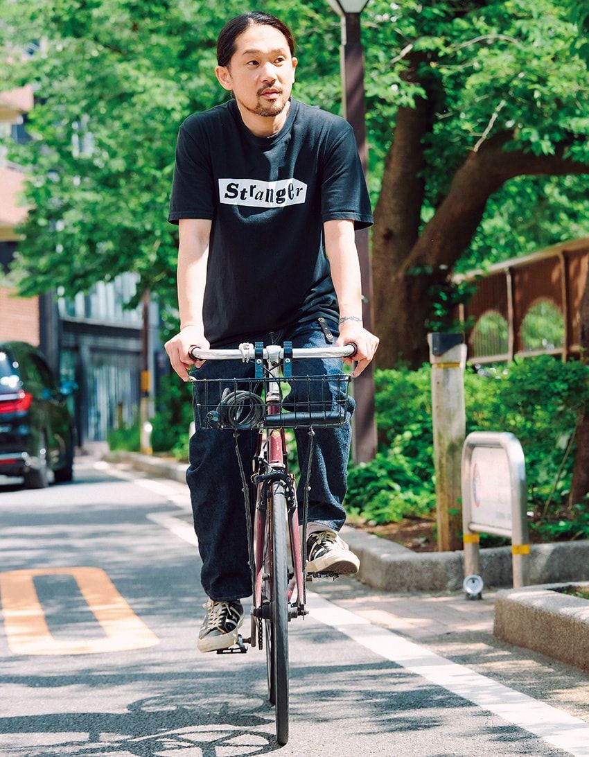 ベルト＝不明　Tシャツ＝タンタン　デニム＝アプレッセ　スニーカー＝コンバース