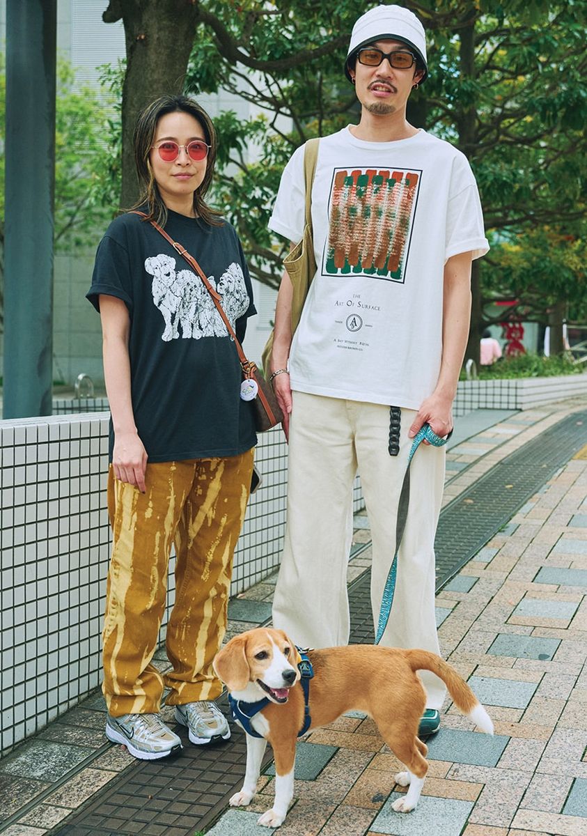 ベルト＝不明　Tシャツ、バッグ＝レディッシュ ブラウン　パンツ＝ジャーナルスタンダード
