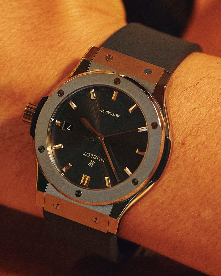 「クラシック・フュージョン チタニウム レーシンググレー」チタンケース、42mm径、自動巻き。108万9000円／ウブロ（LVMHウォッチ・ジュエリー ジャパン ウブロ　03-5635-7055）