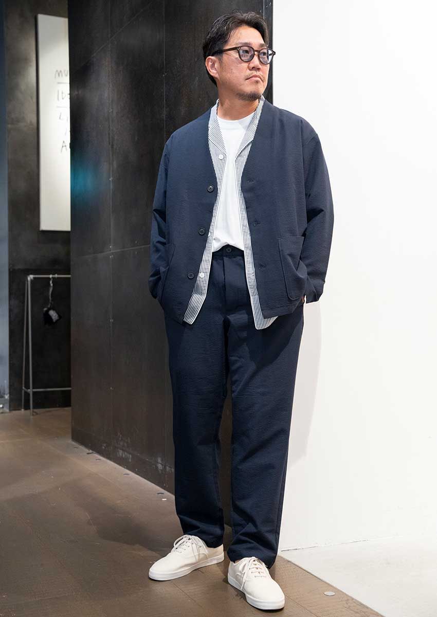 「風を通すストレッチサッカーカーディガン」3990円、「脇に縫い目のない サッカー織 半袖パジャマ」3990円、「天竺編みクルーネック半袖Tシャツ」990円、「風を通すストレッチサッカーノータックパンツ」4990円、「足なり直角 リブ編み 厚手靴下」390円、「疲れにくい 撥水スニーカー」3990円／すべて無印良品（無印良品 銀座　03-3538-1311）