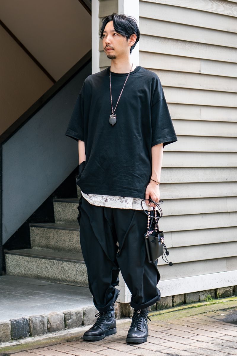 Tシャツ＝ネーム　カットソー＝コムデギャルソンオムプリュス　パンツ、シューズ＝ともにヨウジヤマモトプールオム　バッグ＝ウジョー　ネックレス、リング＝ともにヴィヴィアンウエストウッド　ブレスレット＝ノアーク  