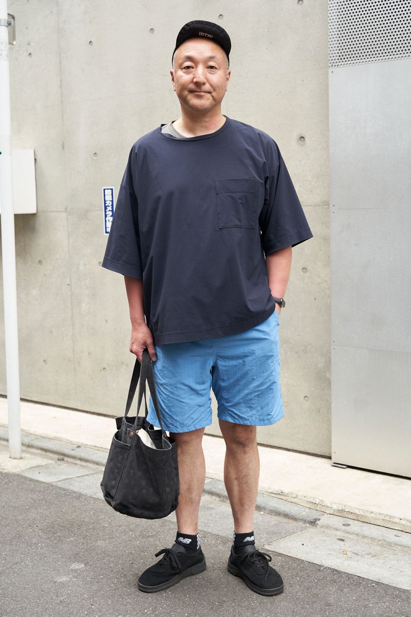 Tシャツ、パンツ=ともに無印良品 カットソー=アディダス シューズ=スペシャルバイゴールデンフィット 帽子=ダルトン バッグ=一澤信三郎帆布 腕時計=シャオミ