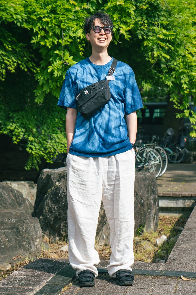 Tシャツ＝不明　パンツ＝古着　眼鏡＝ジンズ　バッグ＝モズ　腕時計＝アップル