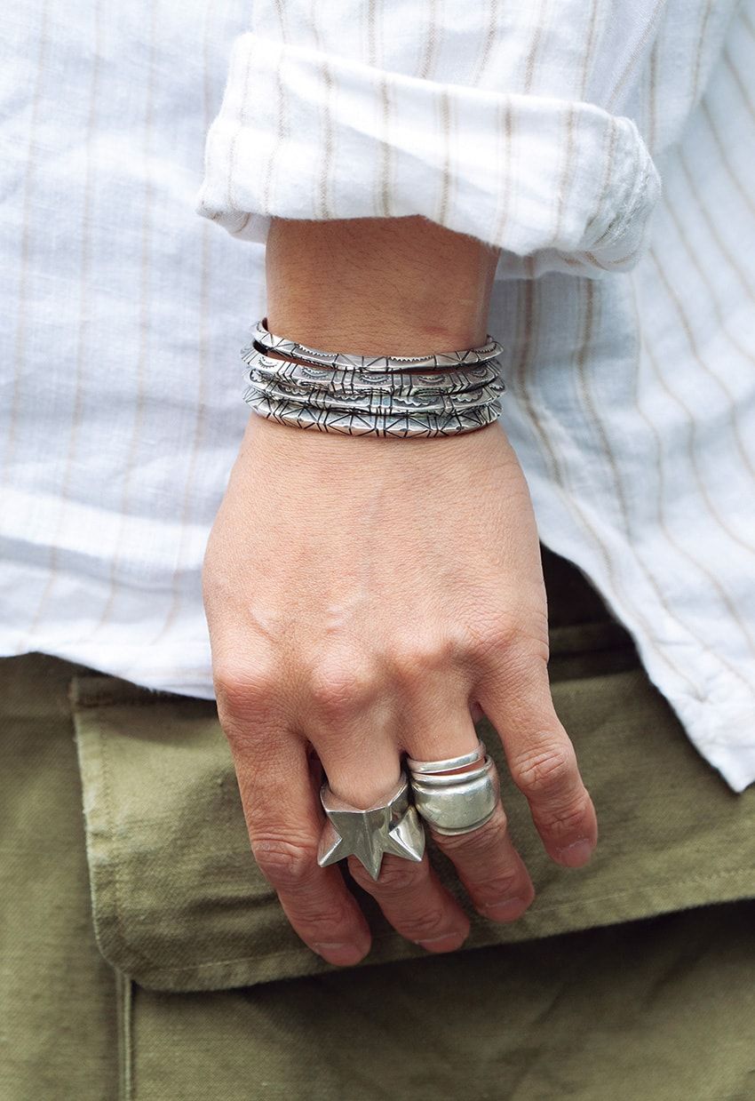 ネイティブアクセサリーに復権の兆し！ 装いはシンプルに、アクセは“大盛り”が令和流 - 1枚目の画像