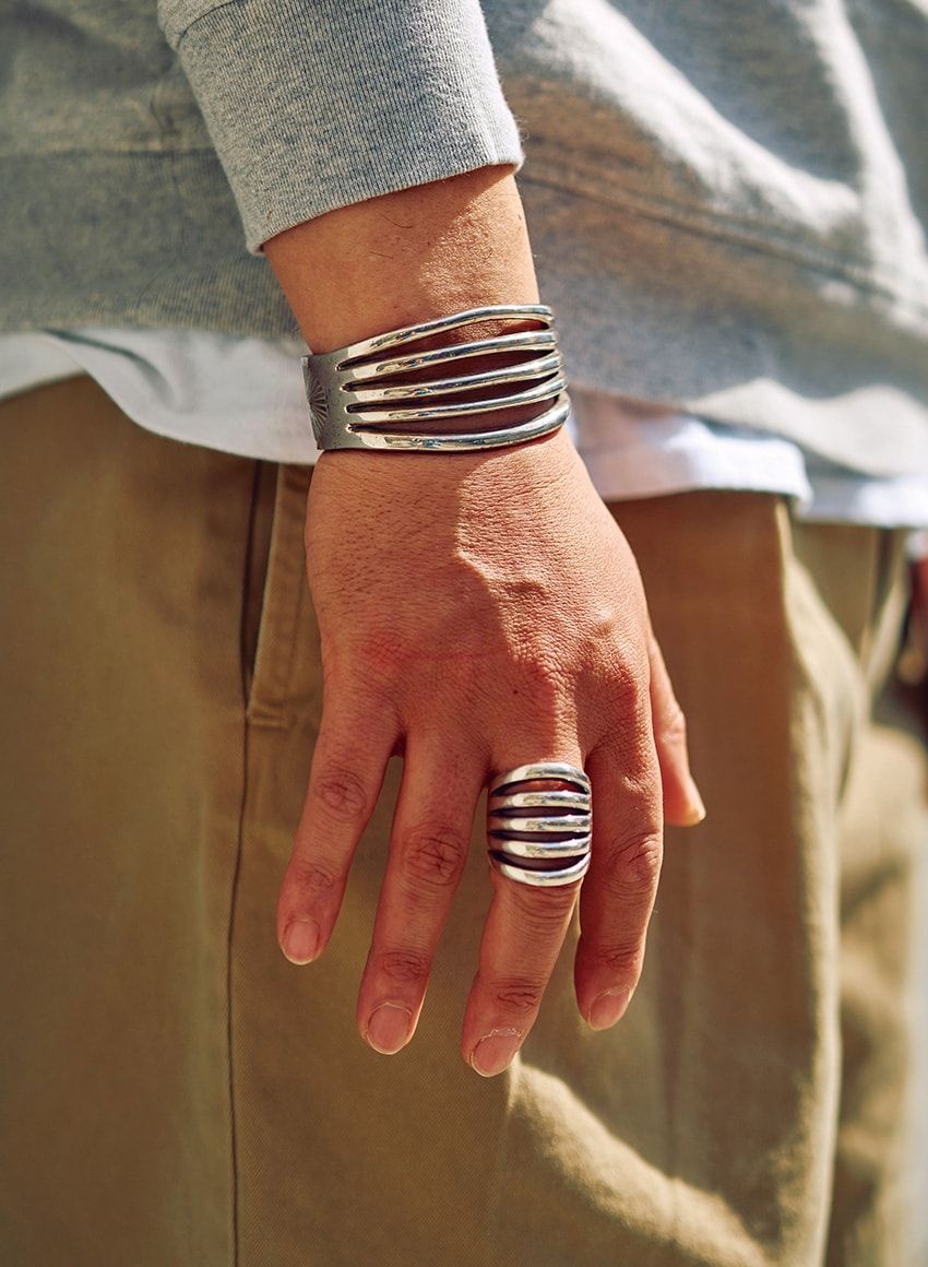 ネイティブアクセサリーに復権の兆し！ 装いはシンプルに、アクセは“大盛り”が令和流 - 2枚目の画像