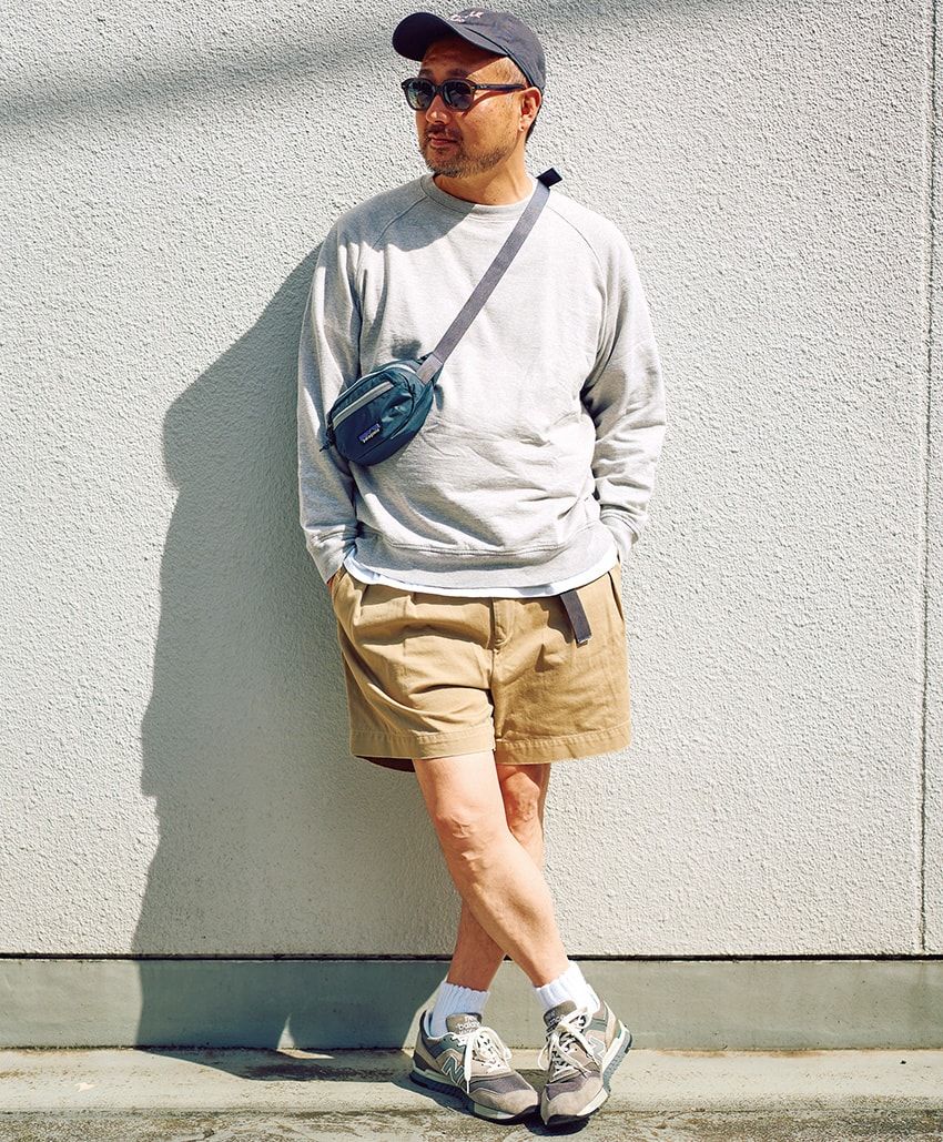 リング、ブレスレット＝クリス・ビリー　スウェット＝コモリ　ショーツ＝ポロ ラルフ ローレン　スニーカー＝ニューバランス　サングラス＝レイバン　バッグ＝パタゴニア