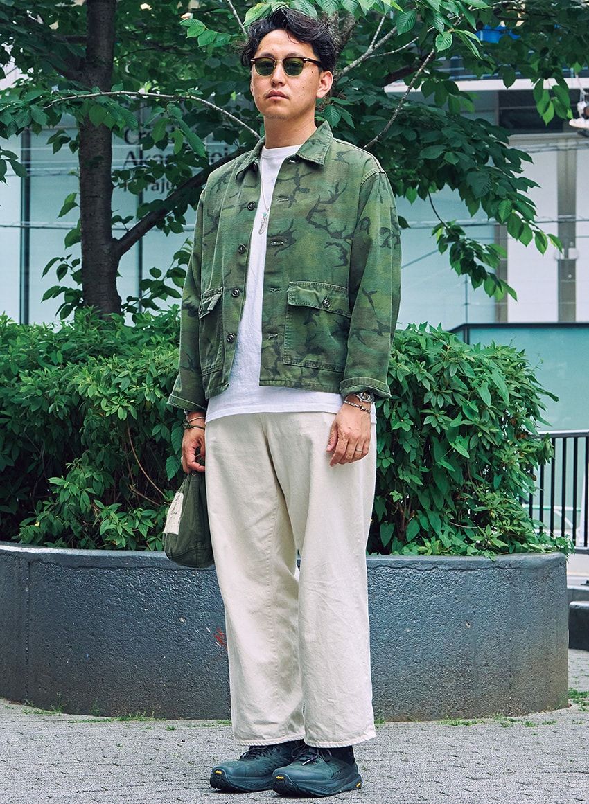 アクセサリー＝不明　ジャケット＝古着　Tシャツ＝グッドウェア　パンツ＝サンカ　スニーカー＝アルトラ